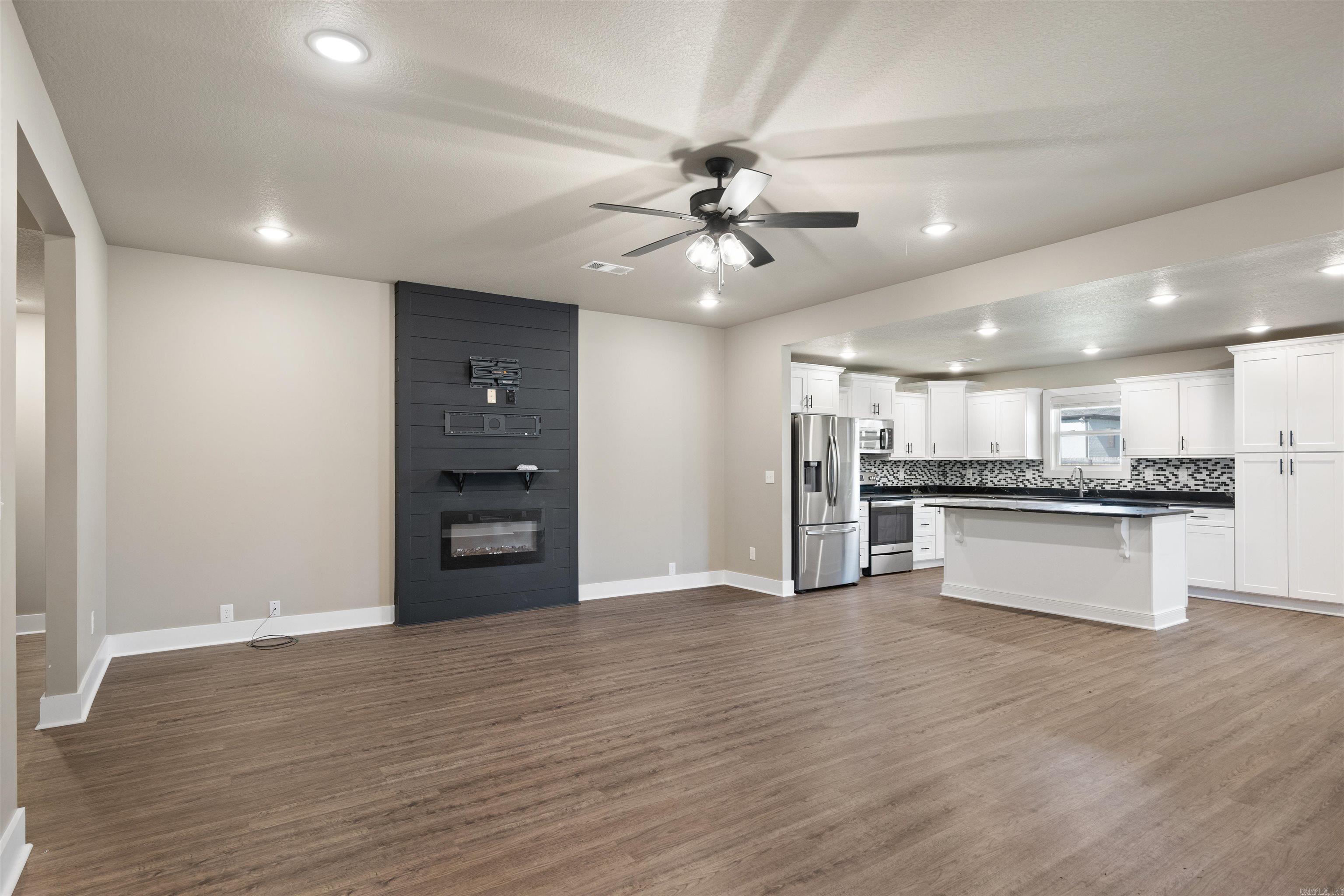 WHISPERING HILLS - Residential