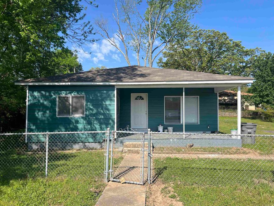 Remodeled 3 bedroom 2 bath house located on dead end street.  Very quiet area.  This clean house sits on an oversized lot. Would be a great starter home or perfect for an investment portfolio.