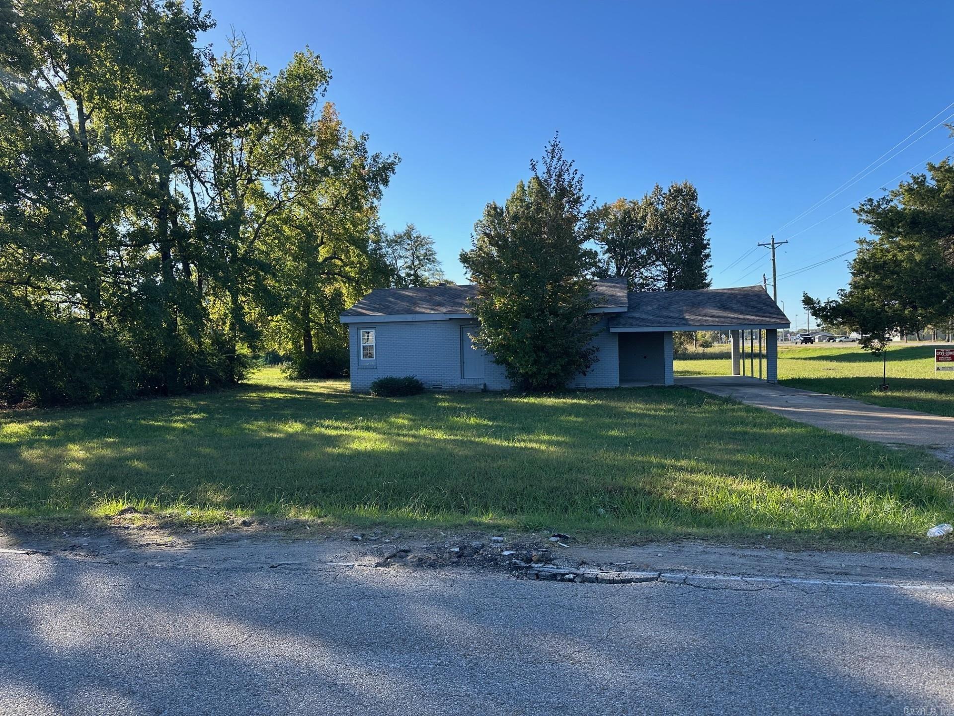 Main image without alt text