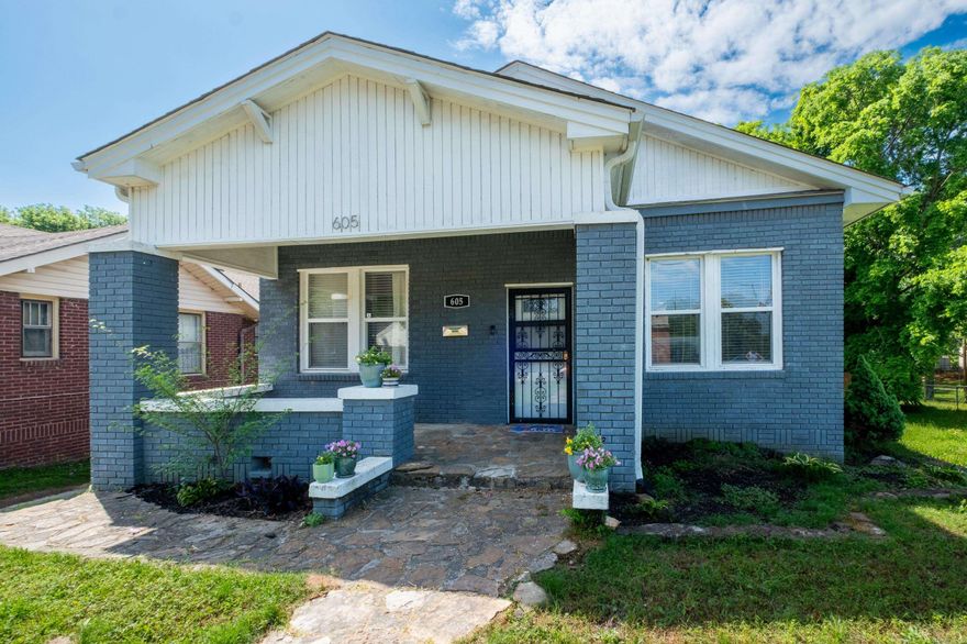 Pettaway square home that is move-in ready and waiting for you! Open floor plan, extra living space downstairs, and huge backyard- all walkable to the Pettaway Park and square! With tons of kitchen storage and a large master bedroom, this home would be a wonderful investment for the area, or great for first time homebuyers that are looking to be close to UAMS (6 minute drive) or Bowen Law School (2 minute drive). Come check it out today and grab a drink at Moody Brews or Pettaway Coffee on your trip!