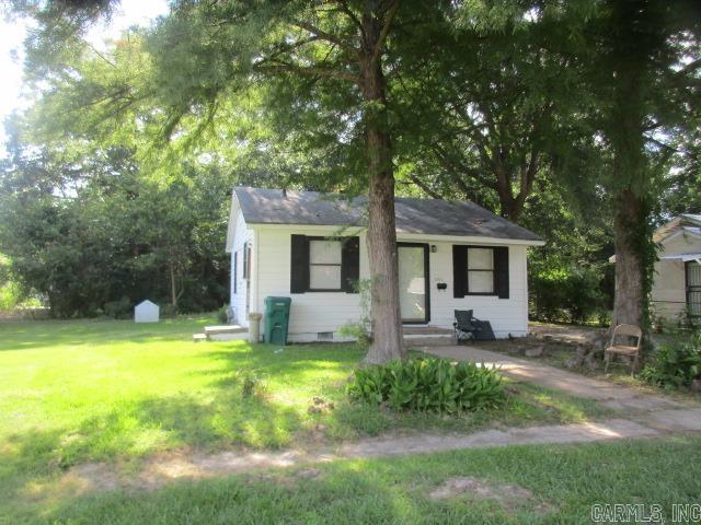 Investors take notice!!! This 2 bedroom and 1 bath home is ready for your next tenant. Refrigerator, stove and window unit makes it ready!! Call today for your personal tour.
