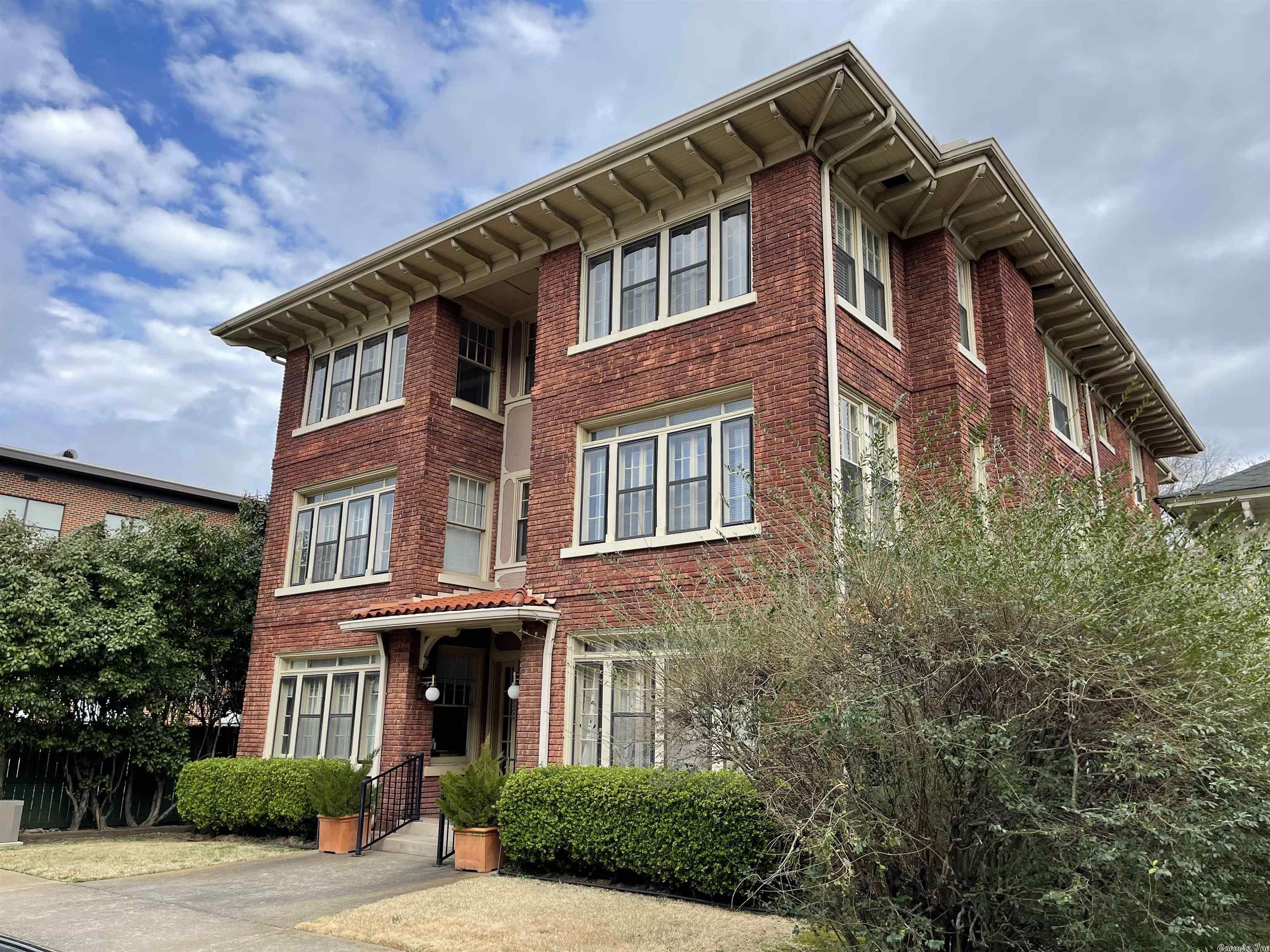 This was sold as a package of 2 apartment buildings. 511 Rock St & 922-924 Cumberland, Little Rock, AR 72202