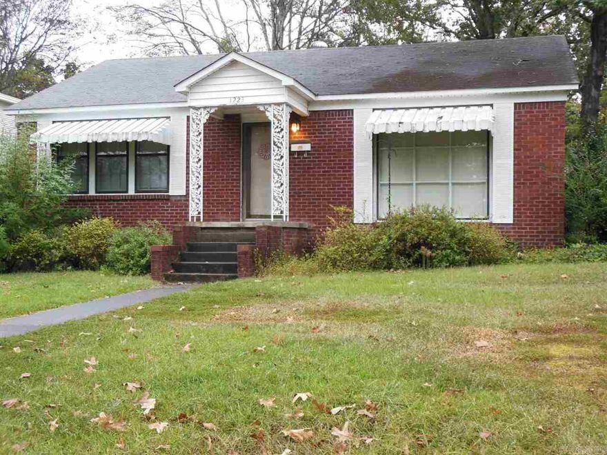 Wonderful 3 bedroom, 2 bath, formal dining + large den single family home available soon in Oak Forest. Hardwood floors, furnished kitchen, plenty of storage, W/D connections, lots of windows, off street parking, corner lot & private yard. Call Marshall Peters & Associates 501-414-8340