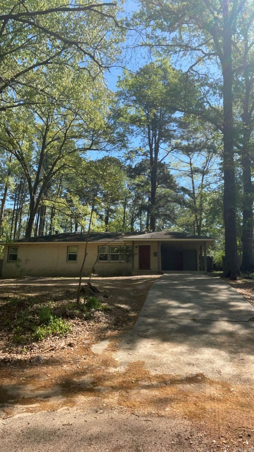 Beautiful 3-bedroom 1 bath located in Camden AR.   This brick home is a perfect starter home for your family with a huge backyard.  An absolute MUST SEE!!!!  Just Need A Little TLC. Make it your Own!