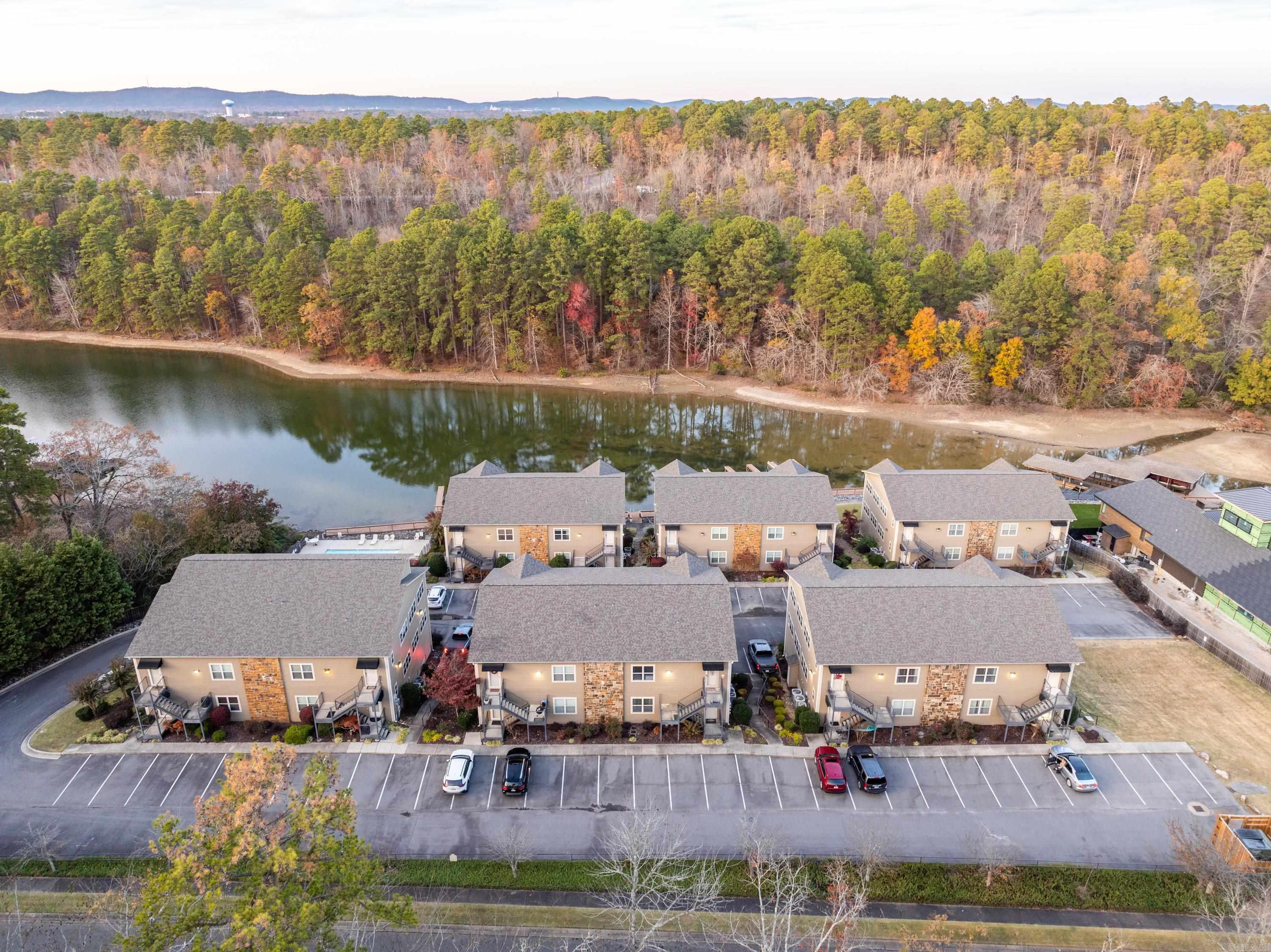 WOODLAND SHORES - Residential