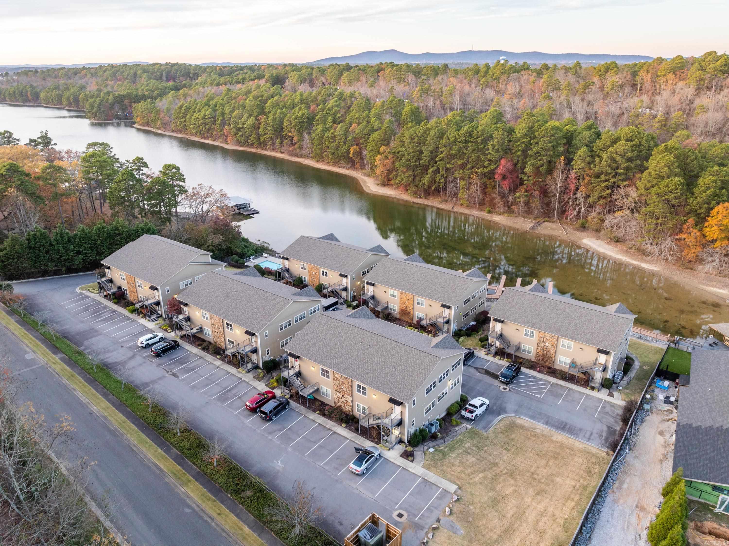 WOODLAND SHORES - Residential