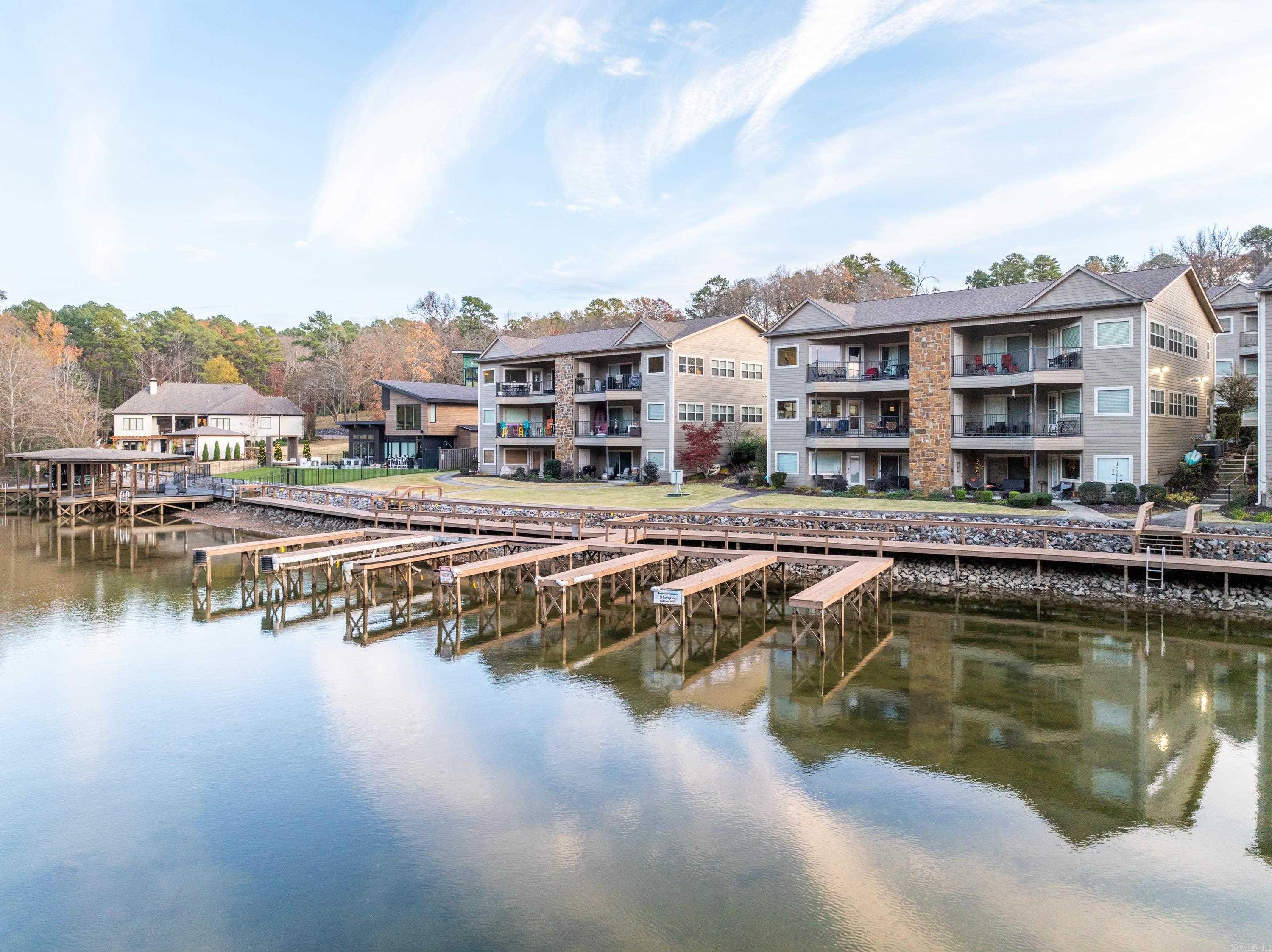 WOODLAND SHORES - Residential