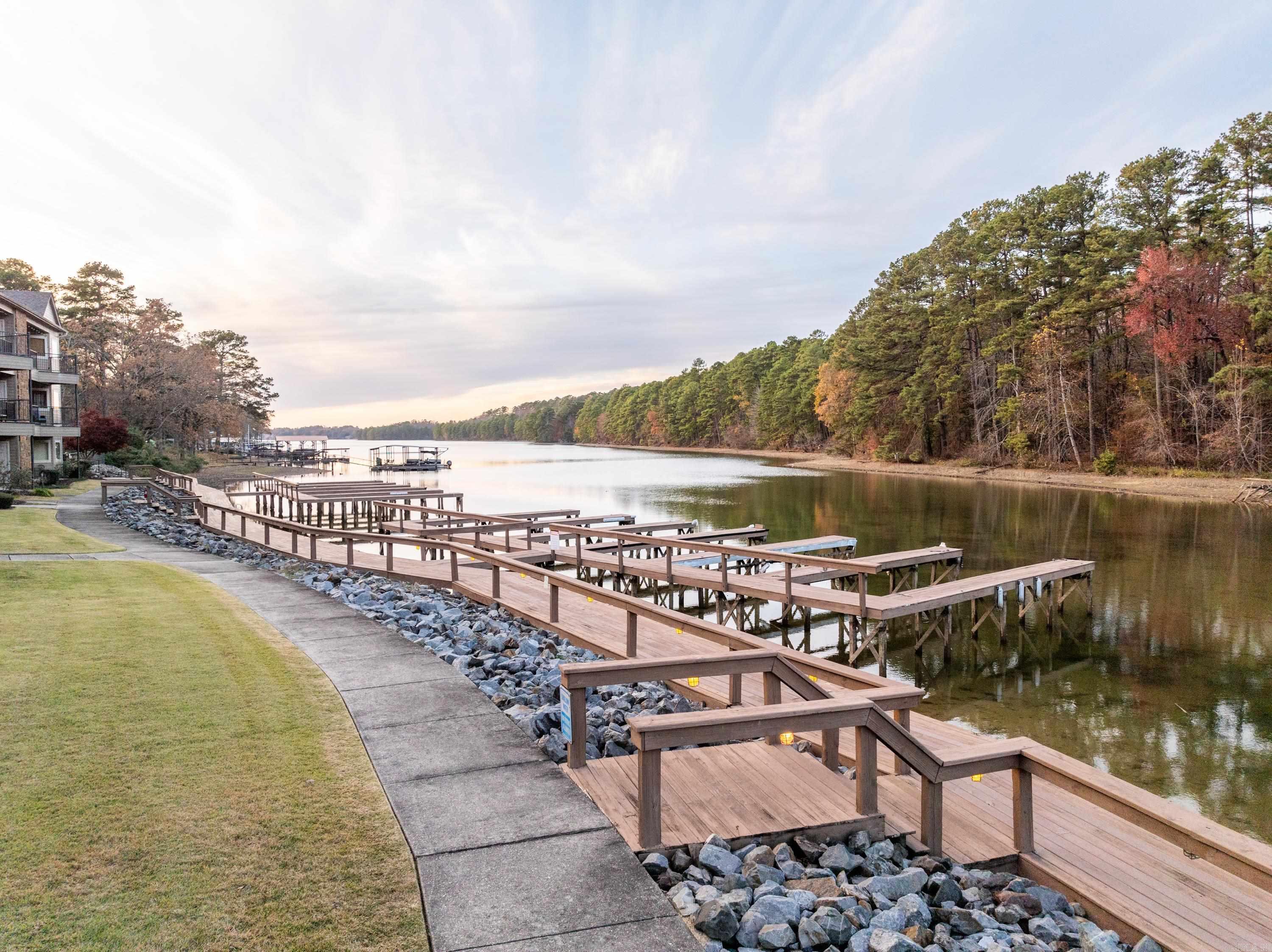 WOODLAND SHORES - Residential