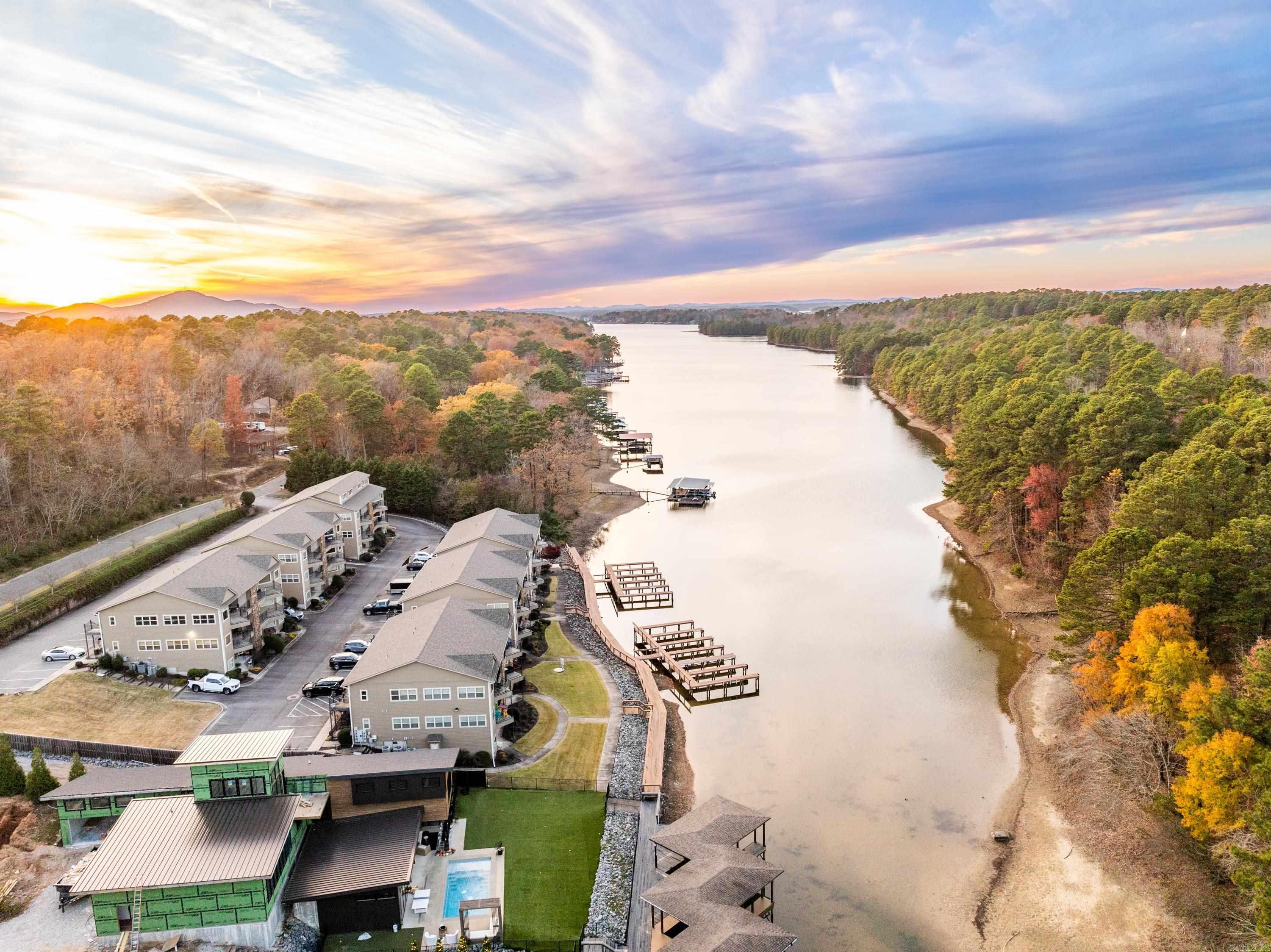 WOODLAND SHORES - Residential