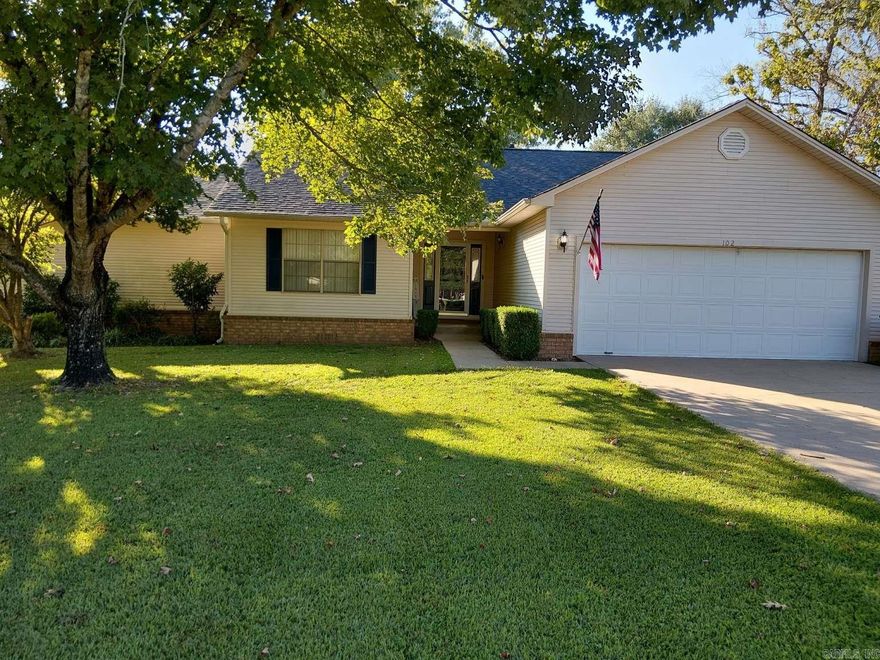 3br2.5b well maintained home on beautiful sloping lot. No stairs down to boat dock and yet it’s out of the flood plain! New roof Sept 2025 with transferable 2 year warranty. New granite countertops in kitchen. Newly refurbished covered/uncovered back deck. Beautiful wood boat dock with 6 ft platform and tritoon lift. Sit right on the boat dock and fish the bream bed in your bay. Watch the wildlife in the quiet neighborhood and be in Hot Springs in 5 minutes. Large 24x35 detached shop with 2 bays, 2 workshops, and 24x15 covered patio on lake side of shop. 10x20 storage shed.