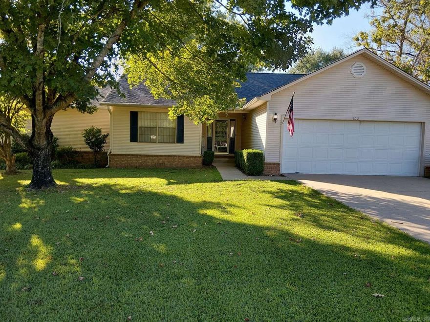 3br2.5b well maintained home on beautiful sloping lot. No stairs down to boat dock and yet it’s out of the flood plain! New roof Sept 2025 with transferable 2 year warranty. New granite countertops in kitchen. Newly refurbished covered/uncovered back deck. Beautiful wood boat dock with 6 ft platform and tritoon lift. Sit right on the boat dock and fish the bream bed in your bay. Watch the wildlife in the quiet neighborhood and be in Hot Springs in 5 minutes. Large 24x35 detached shop with 2 bays, 2 workshops, and 24x15 covered patio on lake side of shop. 10x20 storage shed.