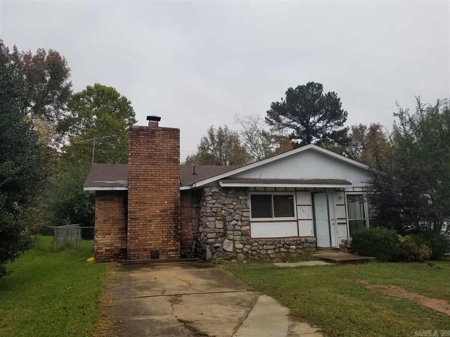 Please contact Century 21 Prestige Realty at 501.982.7474. 3 bedroom 1.5 bath home. New flooring installed. Lease terms 12 months, $720 deposit, $35 app fee. Apply online c21prjxrentals.com