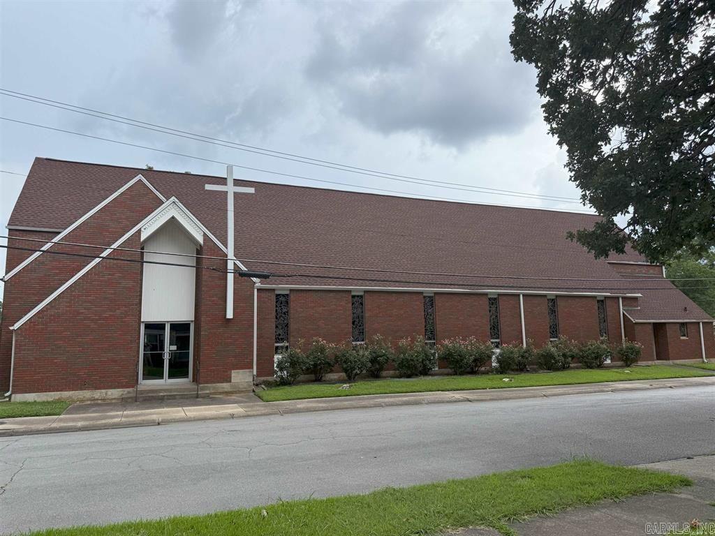 Main image without alt text