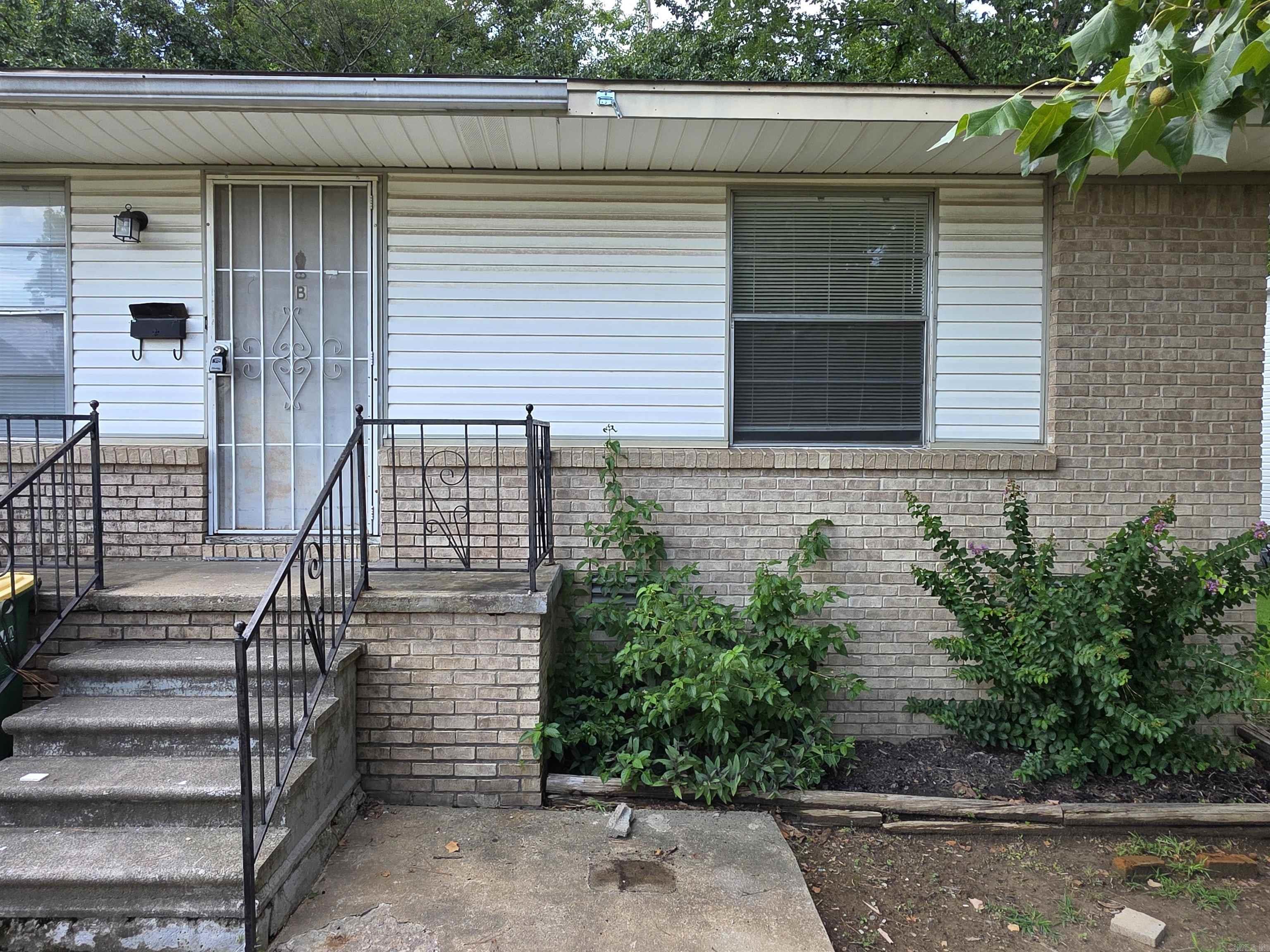 Cozy 2BD/1BA duplex in North Little Rock that is waiting for you to call home. Living room leads to eat-in-kitchen. Carpet and ceiling fans in bedrooms with plenty of closet space. This property is managed by Hoffman Team so beware of scammers - we will never ask you to Cashapp us money. The lease for this property is for 18 months to 2 years with a 3% increase after the first year. Income must be 3x the amount of rent per month unless you have a housing voucher. Deposit, first monthās rent, and the $50 administration fee due before move in.