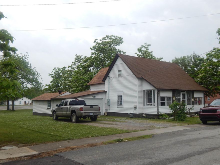 2 BR 1 BATH HOME ,CARPORT, CLOSED IN FRONT PORCH, HAS ADD ON ROOM USED FOR SPART BR. LOCATED ON CORNER LOT.