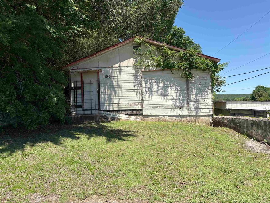 Small warehouse perfect for storing extra furnishings, auto parts, various supplies, etc.  Family owned for the past 10 + years.  Sold As-Is