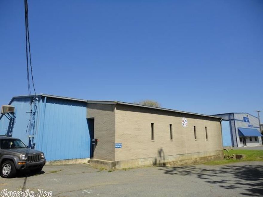 Great opportunity for a large general office warehouse building in centrah Little Rock Area. Very close to I 30 and all points of the Little rock Area. 8 offices, 2 Conference rooms, and two warehouses make this a perfect dual office setting.