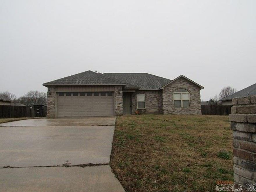 Jacksonville- SOLD AS IS- This 3 Bed rm, 2 Bath home Spacious Great rm/W Fireplace ,Kitchen-Din-RM Combo lot's of Cabinets,  Split Floor Plan, Nice  Island, Tray ceiling,  DB Sinks in Master Bath, Ceiling Fans, Huge Back Yard,Fully Fence and a 2 Car garage, this house is just minutes from  Freeway, Air Base, Little Rock this house will make a good first time buyer home, you will need a Approval Letter, Earnest Money.https://agent.res.net/Offers.aspx?-1298621