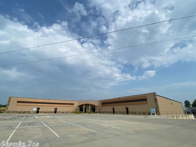 THIS BUILDING WITH OVER 17500 SF IS AVAILABLE FOR SALE OR LEASE, WE HAVE APPROX 3400 SF MEDICAL FACILITY OPEN FOR LEASE AND A FITNESS FACILITY/EVENT CENTER OR OPTION FOR ANY BUSINESS TO OCCUPY 11000 SF. OPEN NOW, WE WOULD LEASE/SELL OR LEASE PURCHASE THIS BUILDING TO HELP AN OWNER/OCCUPANT, CALL BROKER/OWNER FOR MORE INFORMATION ABOUT OPTIONS