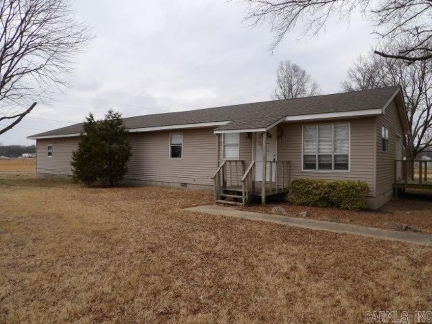 A nice corner lot in the county that offers 2048 square feet of living space. SEE AGENT REMARKS