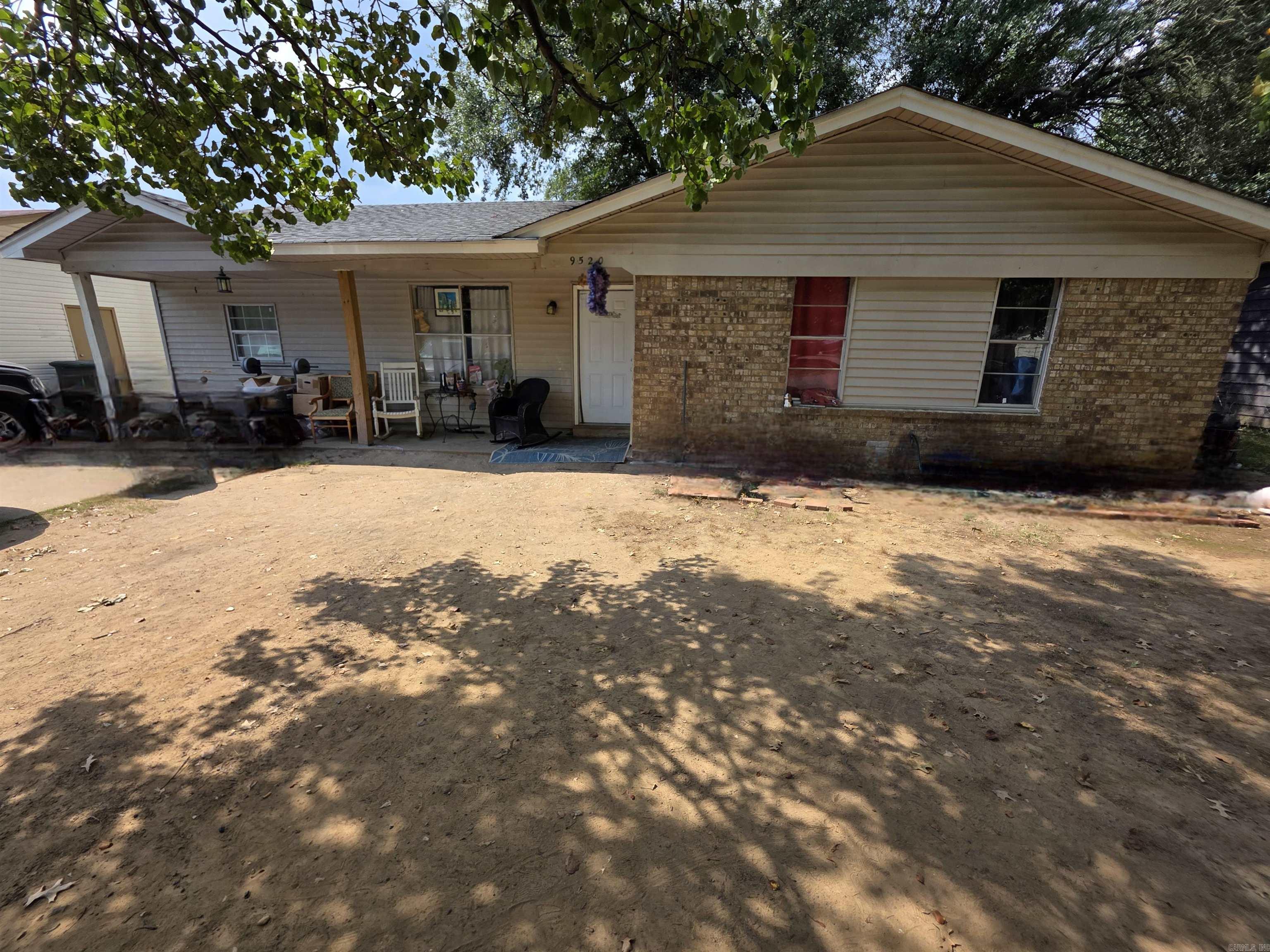 Check out this one with 3 bedrooms and 2 bathrooms. This house is perfect for a family to settle down in. If your an investor and want a stable income, schedule a showing today. tenant occupied, 24hr notice required. Showings Monday through Friday 8:30am to 4:30pm only. Lease in place on Month to month.