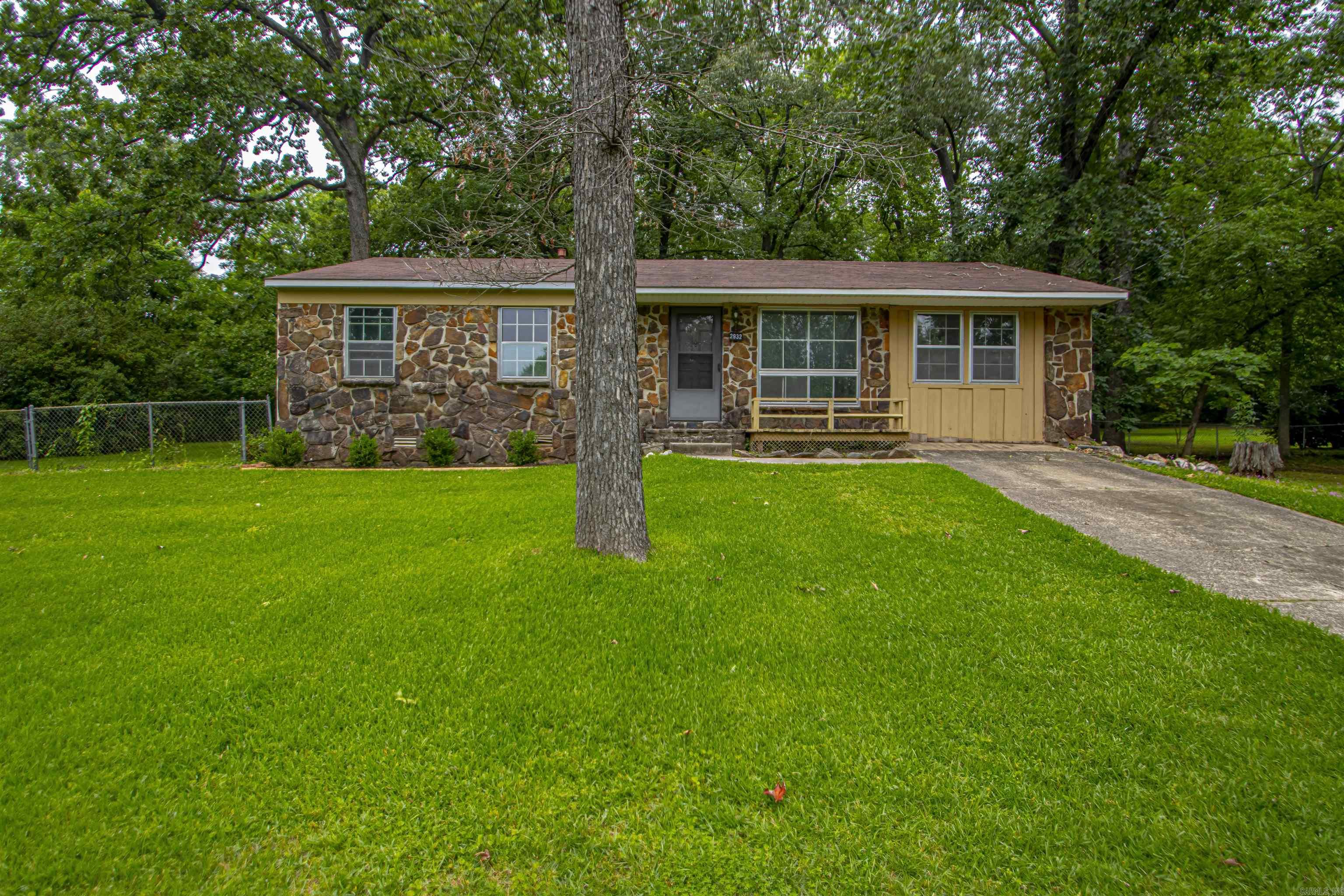 Cute 3BD tucked away in a quiet neighborhood in Benton. Spacious living room with plenty of windows. Kitchen has new countertops and a breakfast bar. Dining area that is perfect for enjoying family meals. Laundry room with extra storage options. Large yard that is perfect for anyone with a green thumb or loves spending time outdoors. The lease for this property is for 2 years with a 3% increase after the first year and income has to be three times the amount of rent unless you have a section 8 voucher.