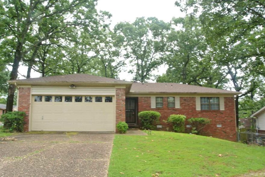 Beautiful home must see 2 car garage, fully furnished kitchen, washer and dryer, carpet and laminate flooring. Tenant pays electric, water and gas. This is a non smoking property