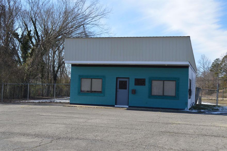 Great location for business opportunity. Formerly was used car lot.  Has many options.  Upholstery, mechanic , welding, detail, start up insurance agency shops to name a few.  Property fronts on Hwy and goes to the street behind.  Lot behind shop is fenced.  Sulpher Creek runs along the side of this property. Property is in the Flood Plane.