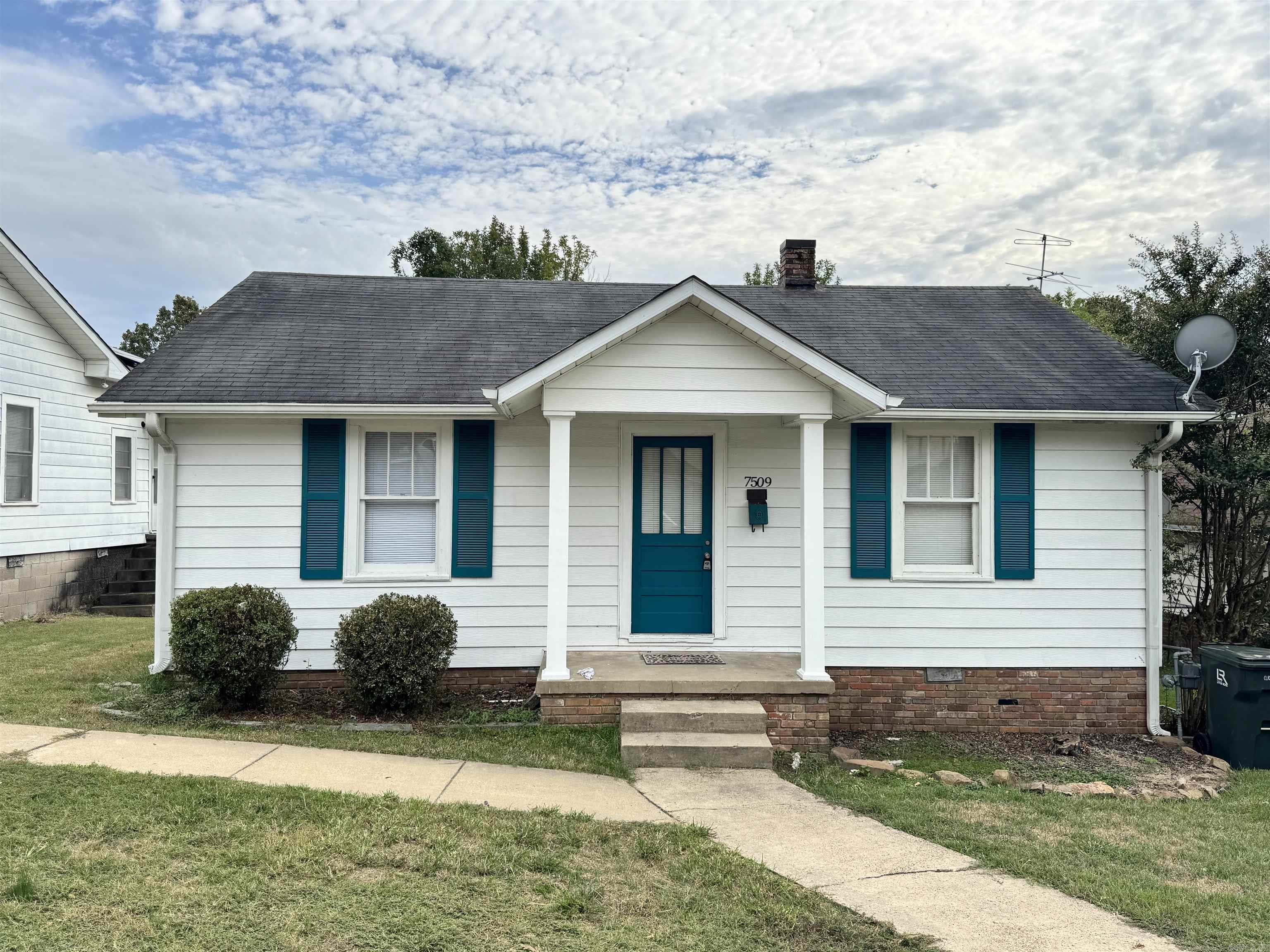 Adorable Midtown investment property or single-family starter home! Strong rental history in a prime location. Features include original refinished hardwood floors, large level fenced in backyard, spacious kitchen with LVP, fresh interior paint, and move-in ready condition. Great potential as a first home or turnkey rental. Close to shopping, dining, and Midtown amenities.