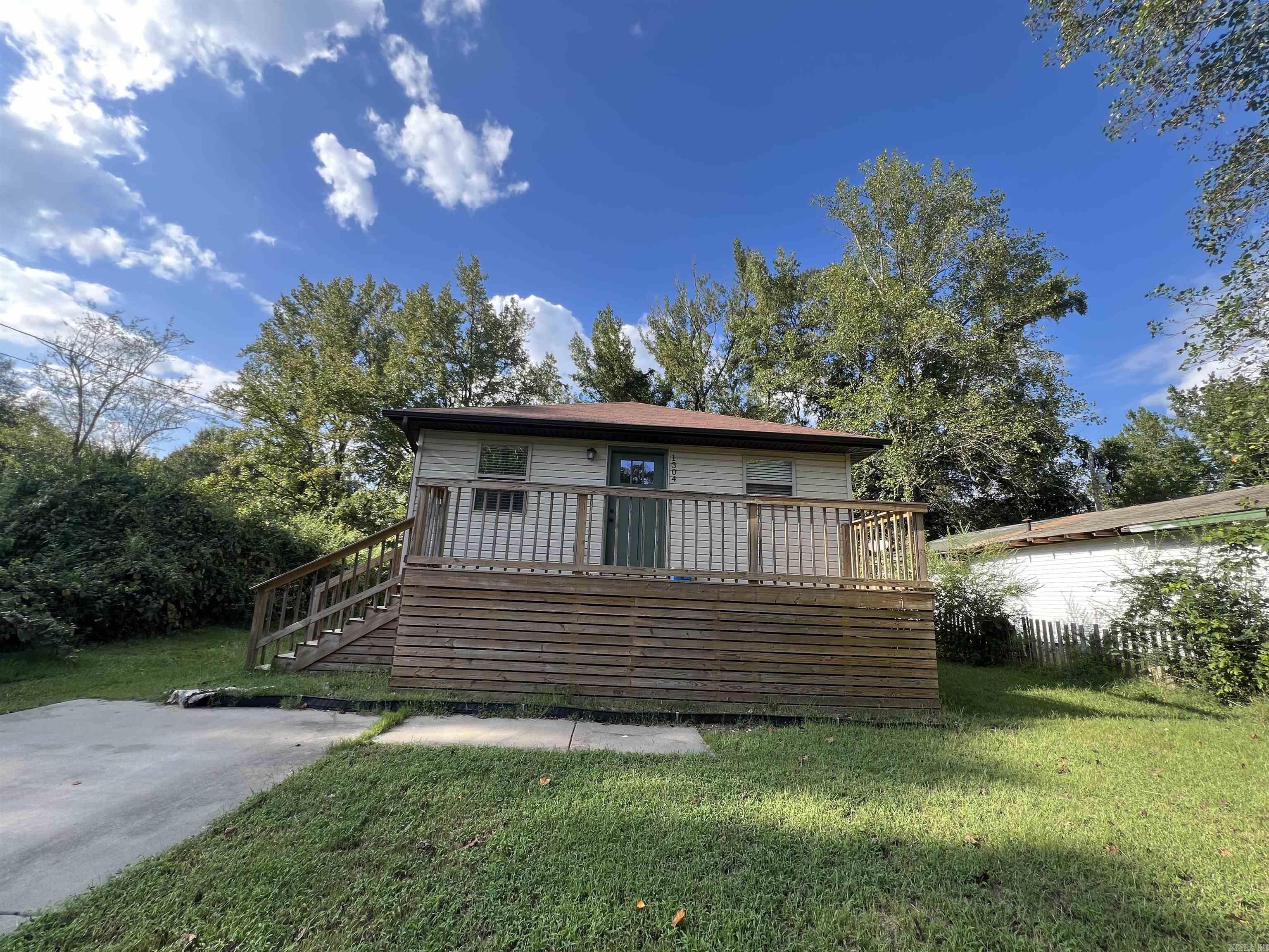 Charming 2-bedroom, 1-bath home in Benton built in 2014. This home features an inviting open floor plan with granite counter tops and plenty of cabinet space. Efficient layout that maximizes comfort and functionality. Great opportunity for a first-time buyer or investor. Conveniently located near schools, shopping, and easy access to I-30. Low-maintenance living with modern finishesāready for its next owner!