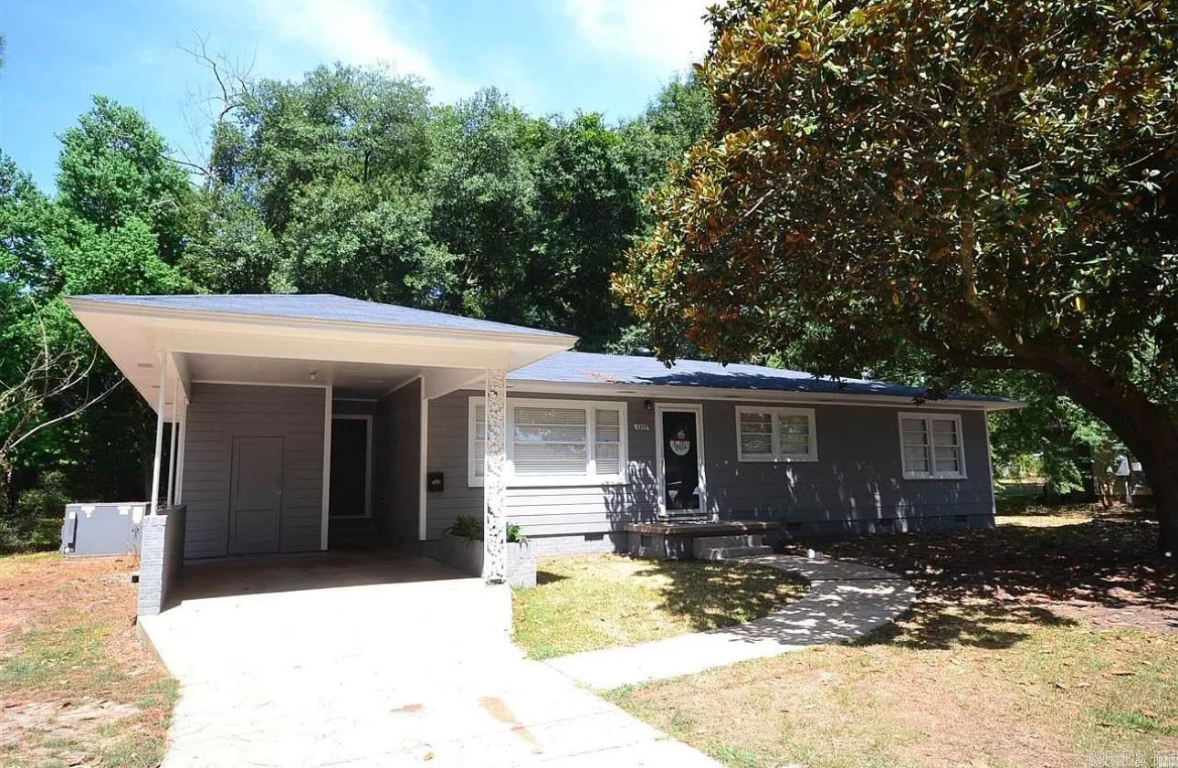 This beautiful spacious four bedroom home has been newly updated throughout. Home is walking distance from Magnolia High School.