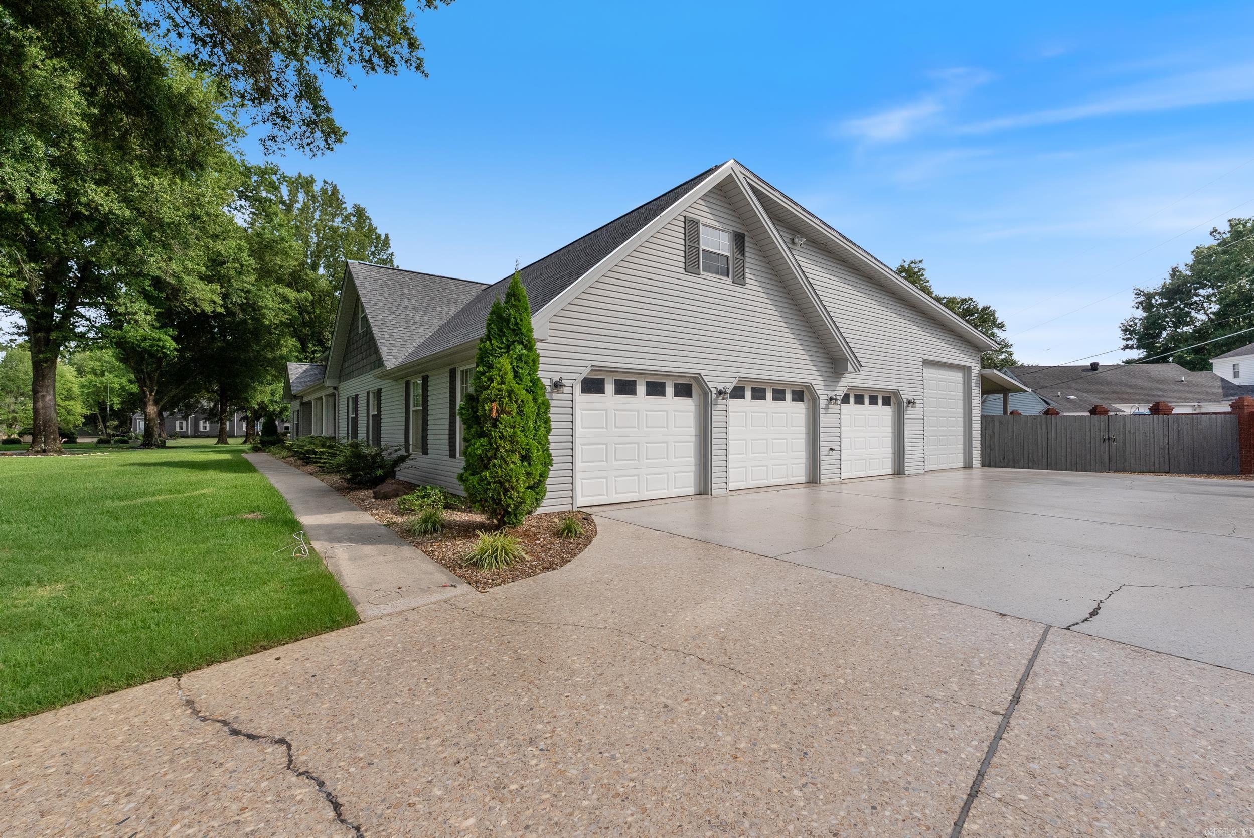 RIVER OAKS - Residential