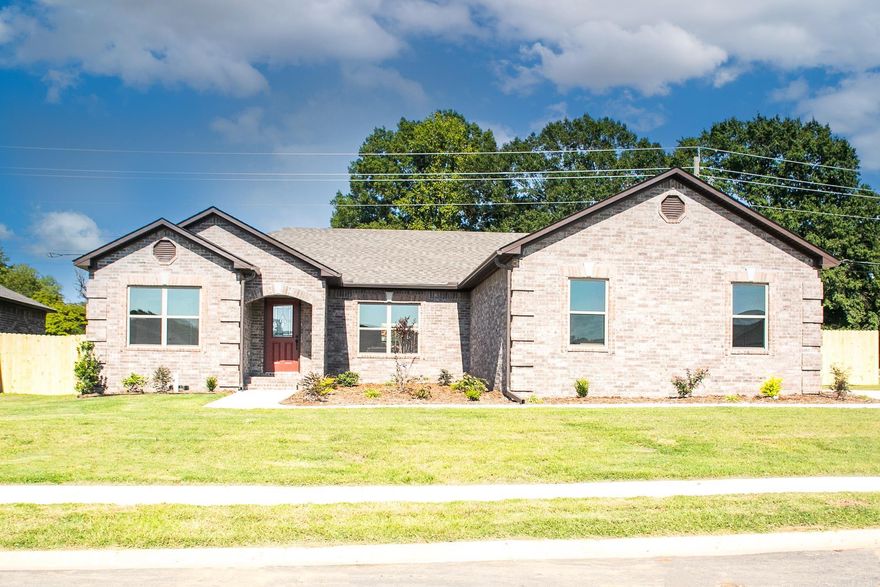 Great Autumn Brooke 3 Bed/2 bath home, open plan w/custom features throughout, crown molding, tiled backsplash, kitchen pantry, granite, under cabinet lighting, tile floors in all wet areas, GE appliances throughout, kitchen offers an island w/plenty of storage&gorgeous granite,master has double sink vanity,large walk in closet w/built in shelving,exterior  sodded & landscaped,home includes ceiling fans in all rooms, brand new privacy fence and pergola too! Call today for a private showing!