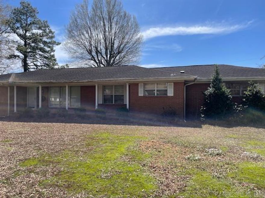 The seller is highly motivated.   This is a great ranch style home on a spacious lot.  Large rooms and a screened in back patio complete the home to make it your own. There is a murphy bed in the den area.   A separate building in the back with electricity and extra storage in carport .