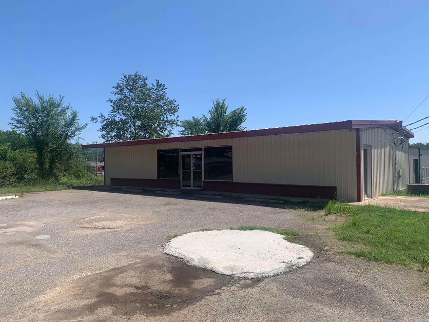 Commercial building in a great location with Hwy frontage on Hwy 65B. This visible location would be a great for a retail business or a restaurant. High traffic count!!
