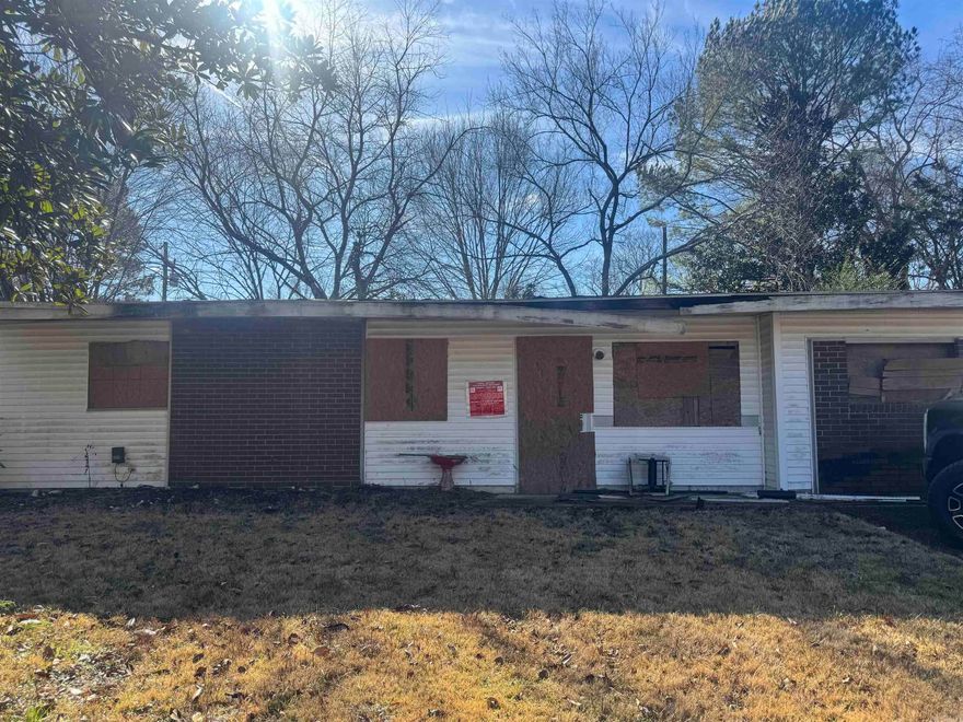 Investor Special!!  This home will need a complete rehab, but has great bones to start. Large house in a great area just minutes to freeway in Little Rock.  Priced to move for instant equity!  Agents see remarks...