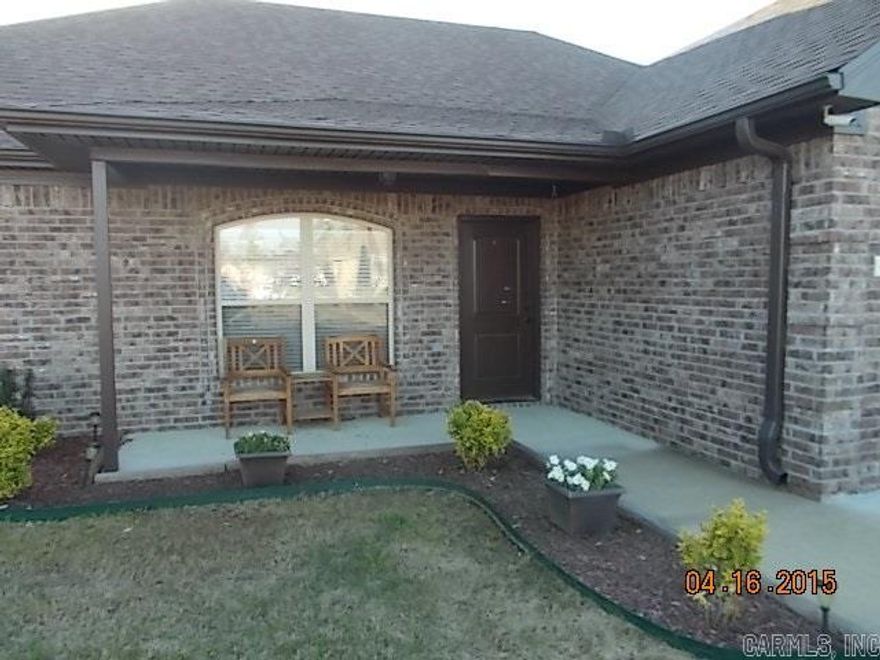 Shot in the heart!  You'll love this split bedroom plan home.  The living , dining and kitchen is an open plan with high ceilings, a kitchen breakfast bar, crown molding and over the door trim .  The master is spacious with high ceilings and large closet and double sink master bath.  Fully privacy fenced backyard with deck.  Great neighborhood location.