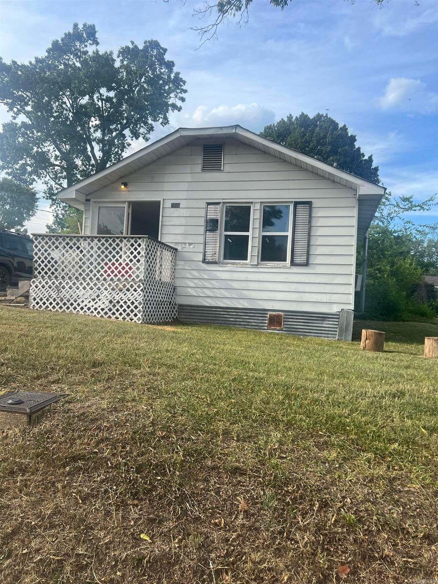 This is a Fixer Upper in a great location, sitting on 2 lots, close to the heart of Hot Springs and close to all amenities.  This property Sold "As Is."