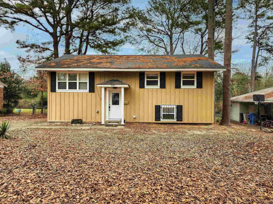 Split level home located in Country Club Terrace. Contact Jason Reed (870) 312-7333 or Century 21 United (870) 863-4011 for more information.