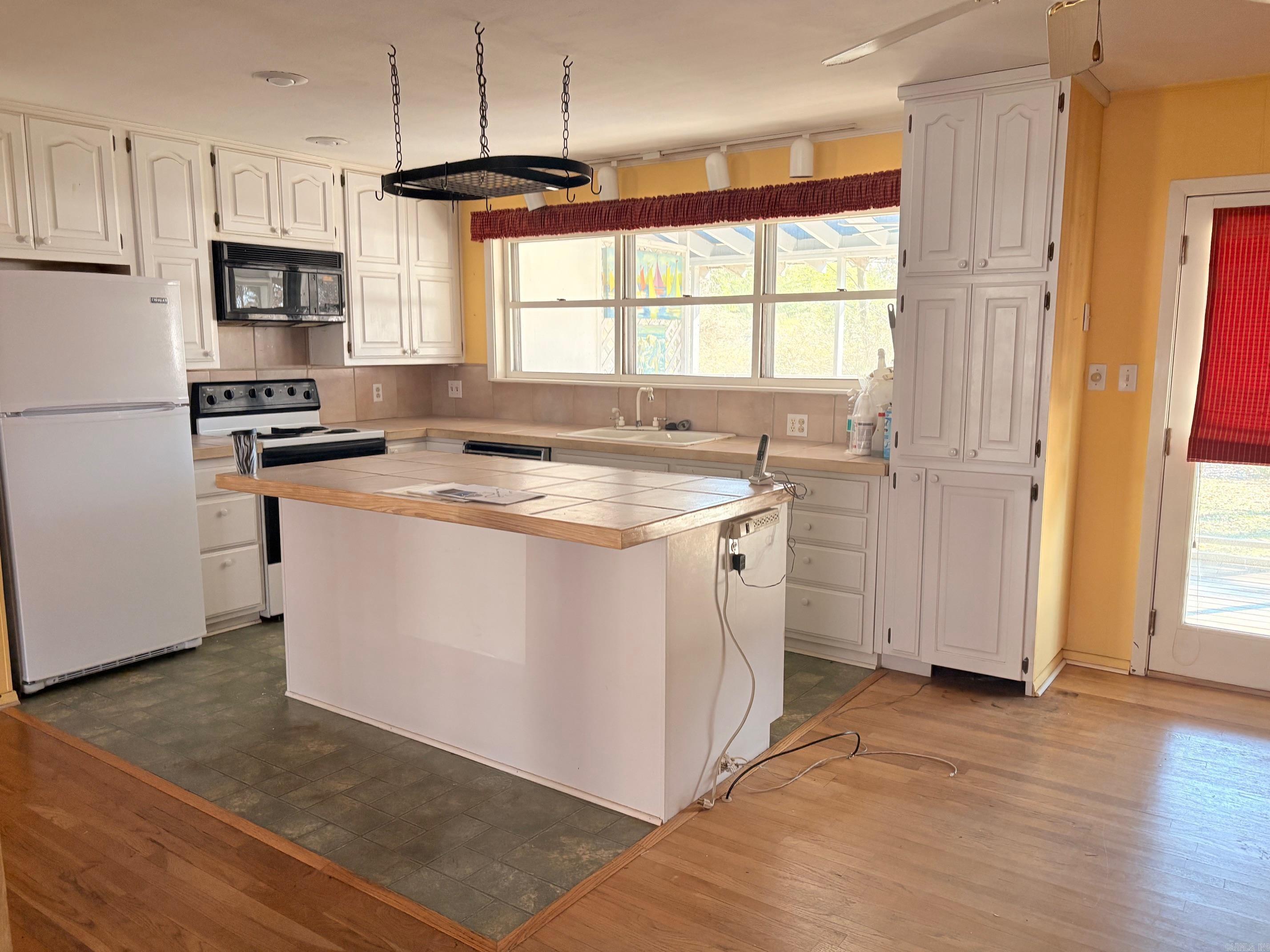 BELOIT BAY - Residential