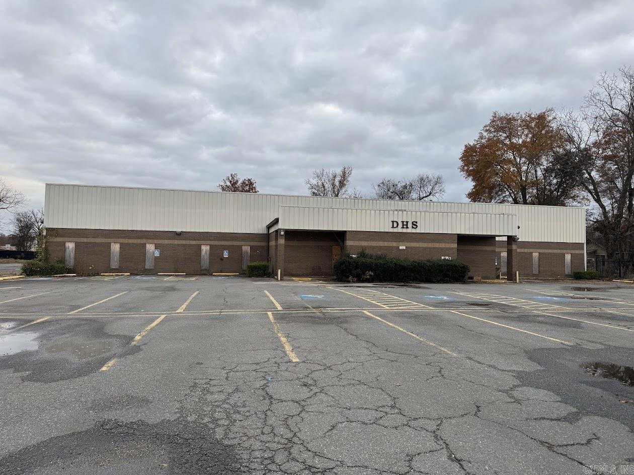 INTRODUCING A PRIME COMMERCIAL PROPERTY LOCATED AT 1222 W 6TH AVE., PINE BLUFF, AR. THIS SPACIOUS PROPERTY, BUILT IN 1970, OFFERS A TOTAL OF 29,532 SQ FT OF AREA. PERFECT FOR A VARIETY OF BUSINESSES, THIS PROPERTY IS NOW AVAILABLE FOR SALE AT A PRICE OF $349,000. THIS COMMERCIAL SPACE COMES WITH A RANGE OF AMENITIES TO SUIT YOUR BUSINESS NEEDS. THE PROPERTY WILL BE AVAILABLE FOR SHOWINGS STARTING FROM DECEMBER 17, 2024, ALLOWING YOU TO START OR RELOCATE YOUR BUSINESS TO THIS HIGHLY VISIBLE AND ACCESSIBLE LOCATION. THIS PROPERTY ALSO COMES WITH AN OPTION TO LEASE AS WELL.