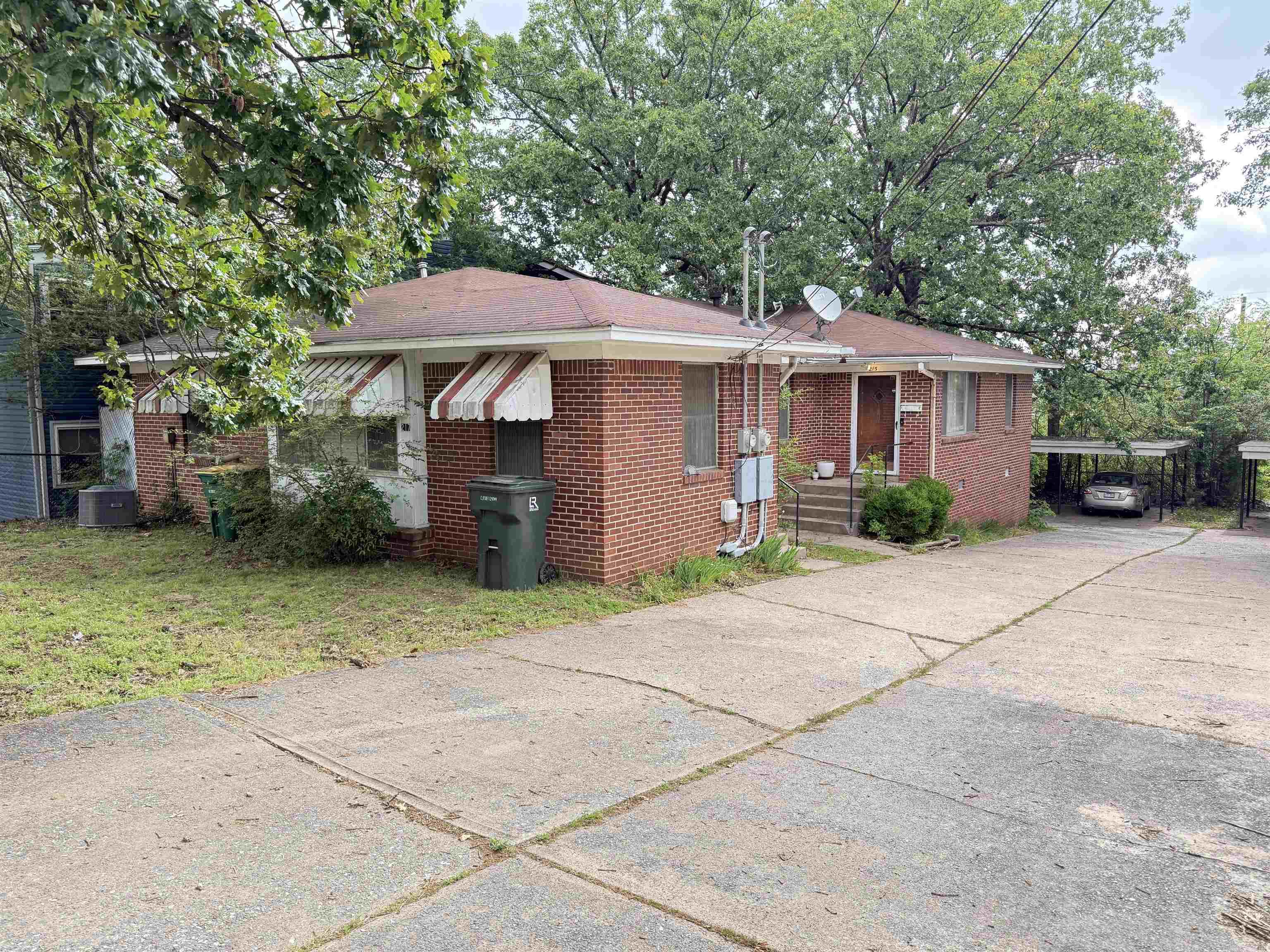 Duplex located behind Mid Towne Shopping Center & Big Orange. This property is in a trust so sold "as is" Seller will make no repairs. Property does need work. It is currently fully tenant occupied $550 for long term tenant and $800 Rent per month. Agents read confidential remarks for requirements to submit an offer.