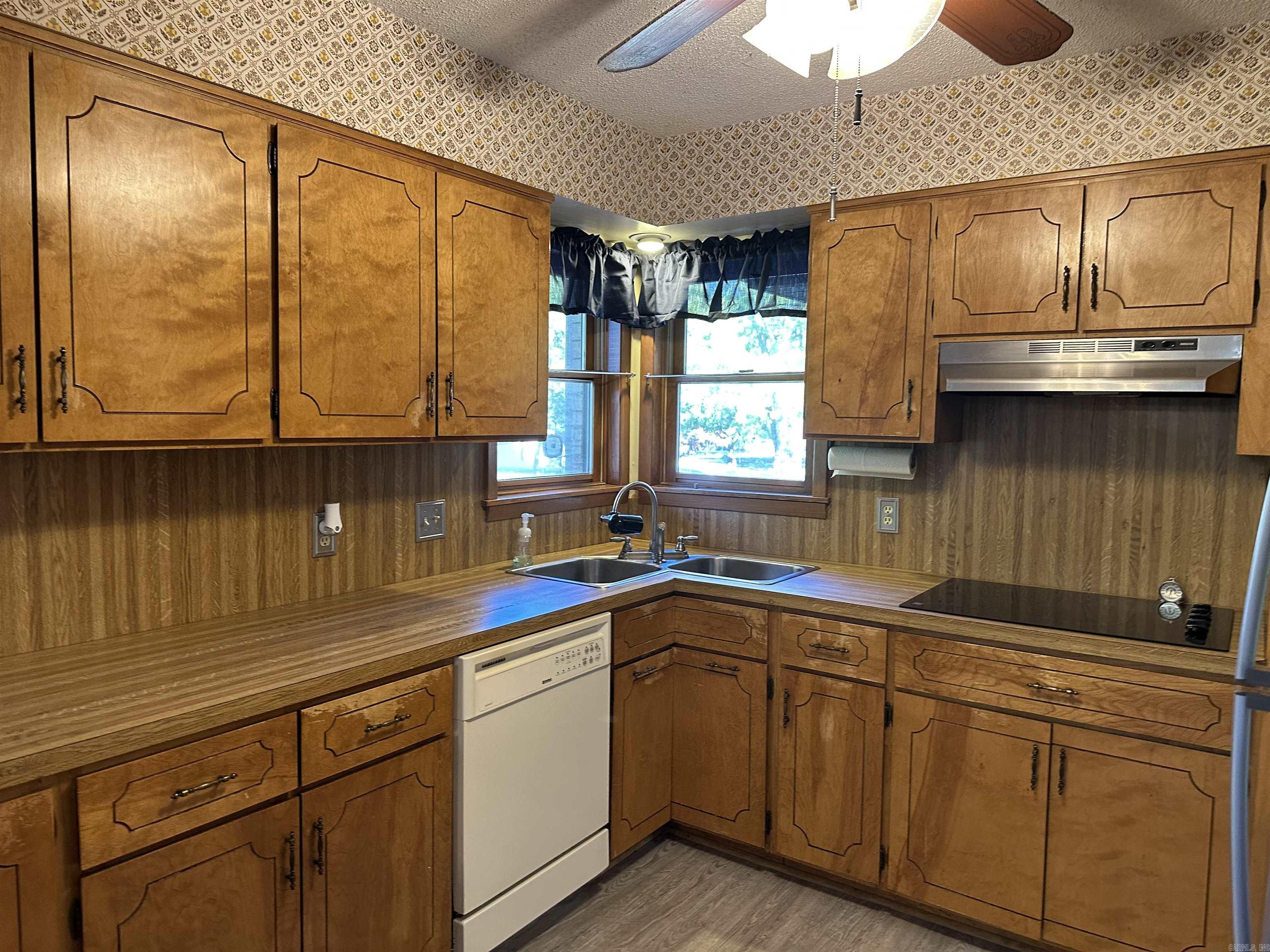 LAKEWOOD ESTATES - Residential