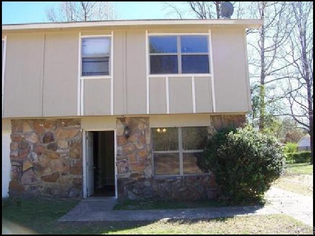 *SOUTHWEST LITTLE ROCK* NICE TOWNHOUSE ON QUIET CUL-DE-SAC!! This 3 Bedroom And 1.5 Bath Townhome Features All 3 Bedrooms And 1 Full Bath Upstairs, With The Kitchen, Living Room, Laundry And Half Bathroom Downstairs! Very Roomy 1000 Sqft! Washer And Dryer Hookups! Pad For Parking! PET FRIENDLY!! AVAILABLE LATE AUGUST 2025!!!