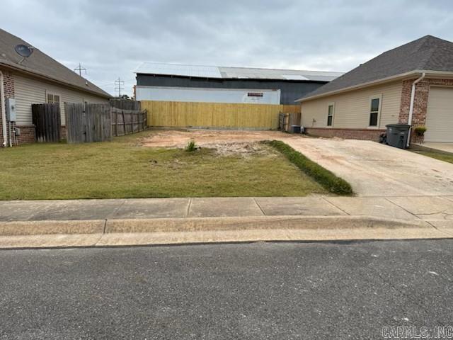 Great lot right in the heart of Hot Springs. Shopping, restaurants, Oaklawn all just minutes away. New Construction plans are subject to POA approval.