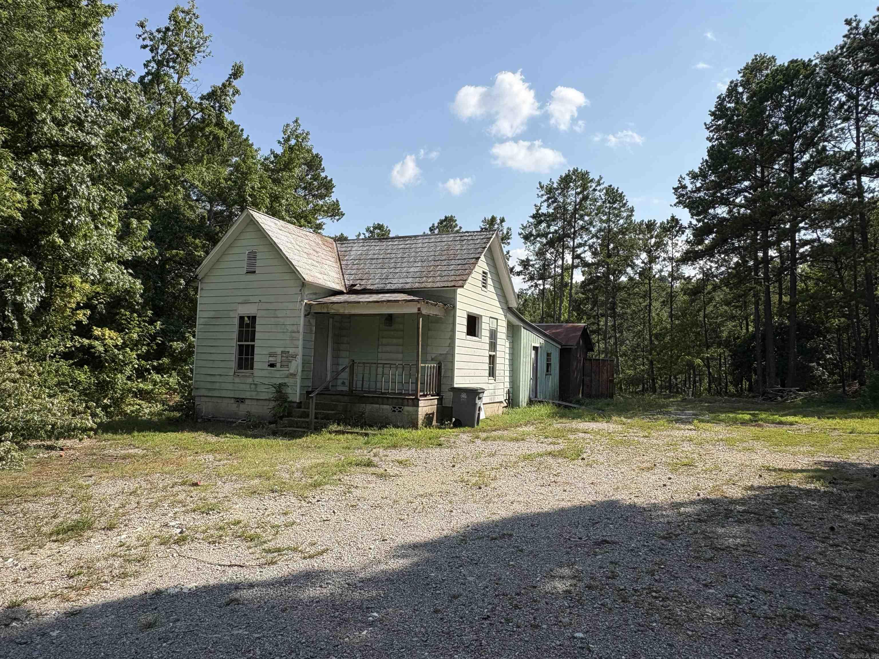 A level lot just minutes from Downtown. A smart pick for investors ready to tear down, build up, or reimagine the property for affordable housing. The potential is wide open—bring your vision.