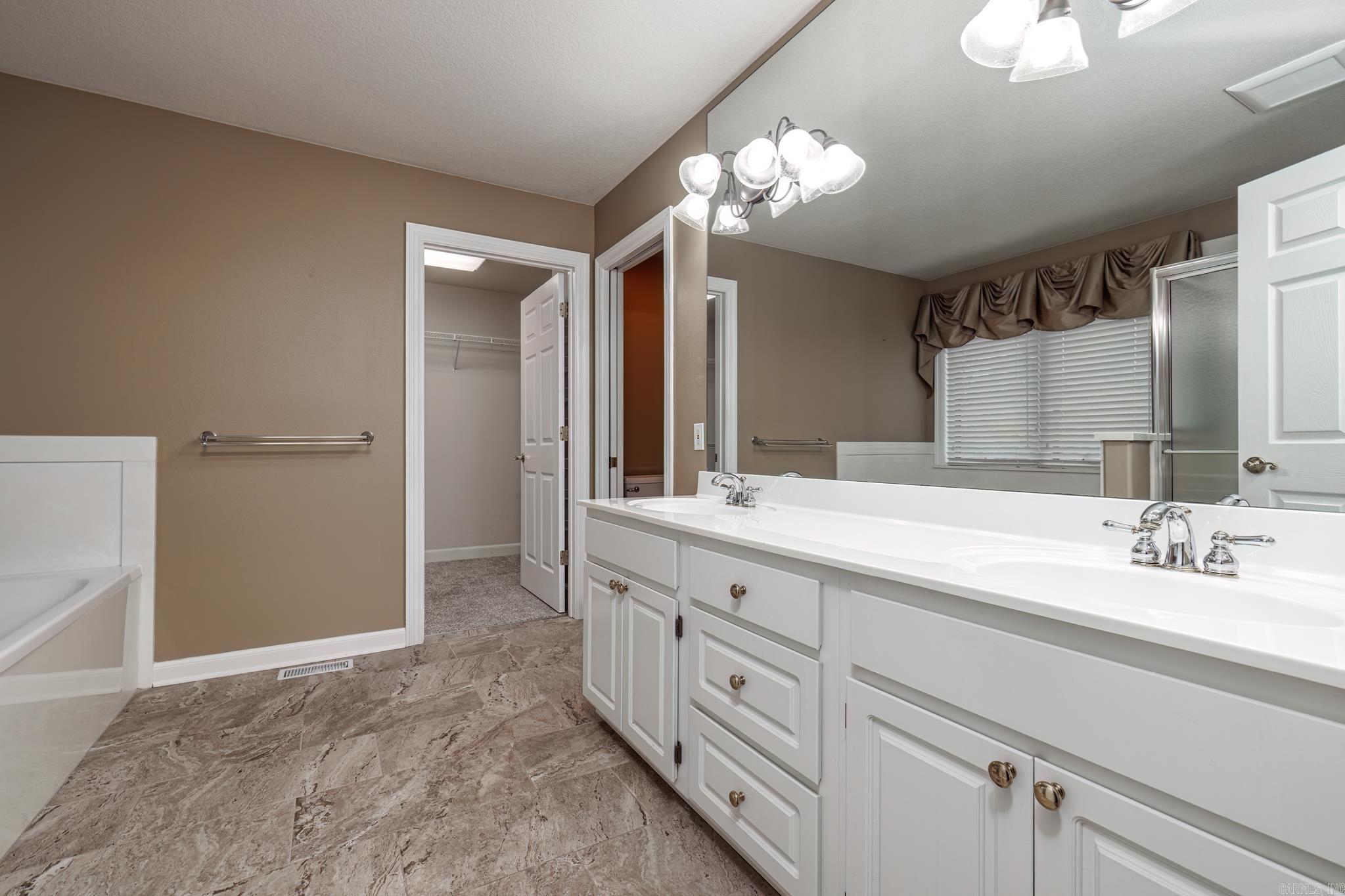 ISABELLA COURTS - Residential