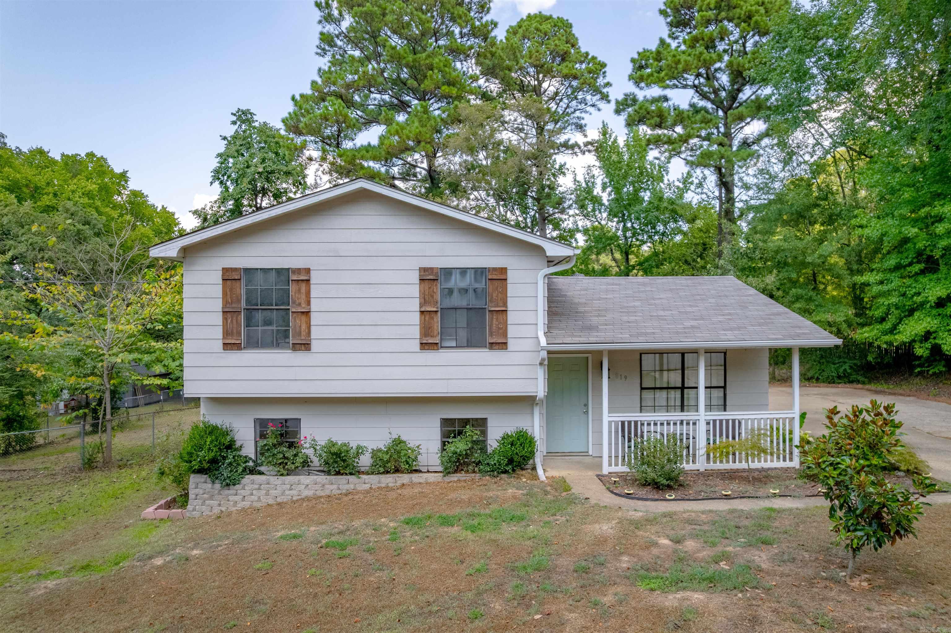Must see this cute home located in the heart of Benton. Conveniently located close to schools shopping and parks. This home features 4 bedrooms and three baths. The kitchen has been update with granite counter tops and stainless steal appliances. The kitchen offers the perfect spot for all your families dinning. The large back yard is fully fenced and has a patio area that is great for entertaining.
