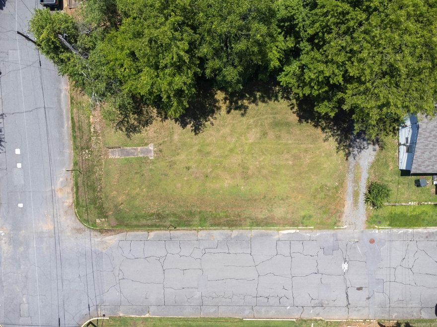 The perfect corner lot just minutes away from SOMA and Downtown Little Rock. Important facts about this property is that it is zoned R5 which means a multi-family home can be constructed without additional approval. This property is also outside of Capitol Zoning boundaries therefore require no architectural restrictions.