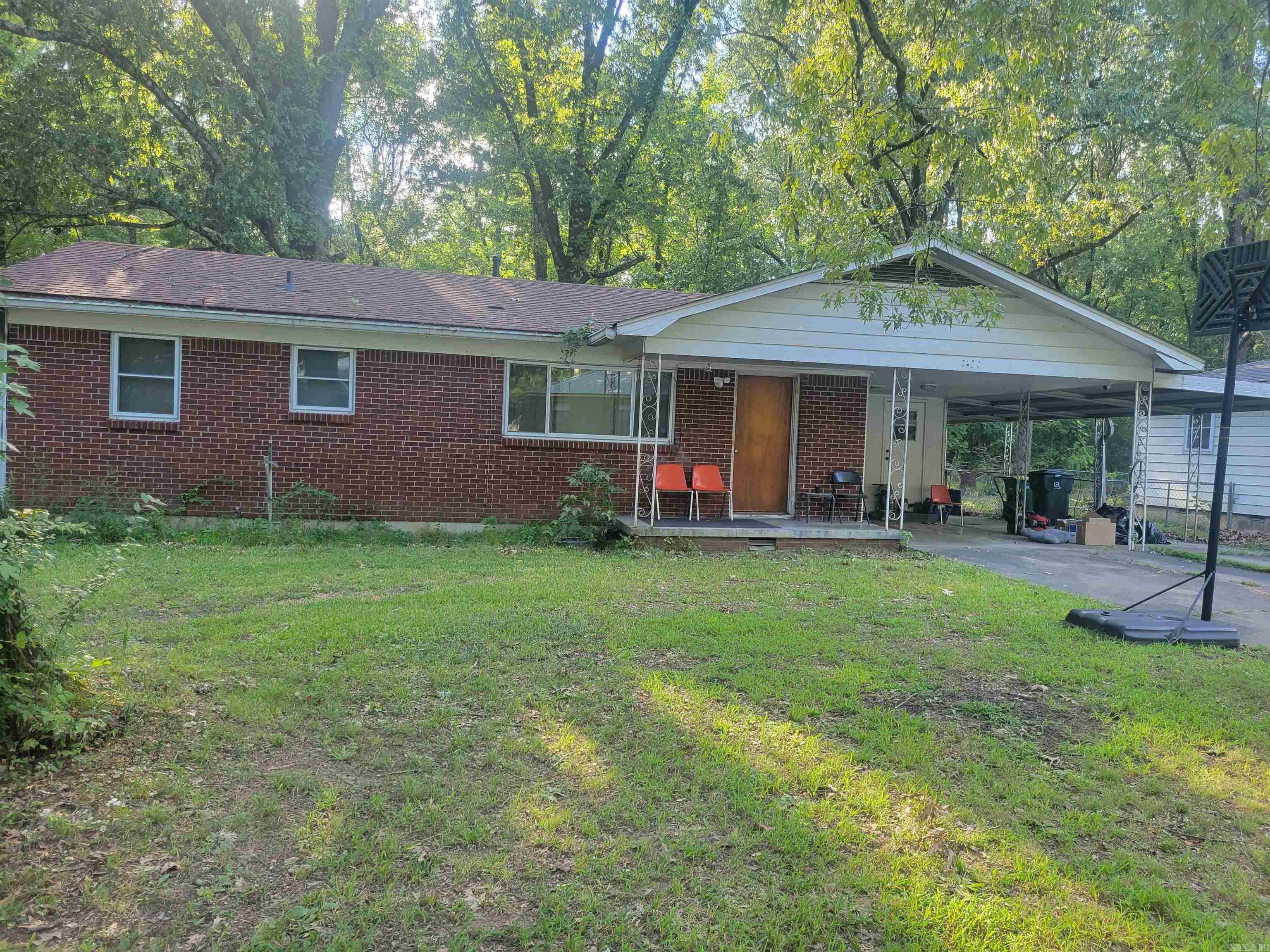 GREAT PROPERTY IN SOUTHWEST LITTLE ROCK, CLOSE TO FREEWAY, SCHOOLS, SHOPPING, THIS IS A MUST SEE.